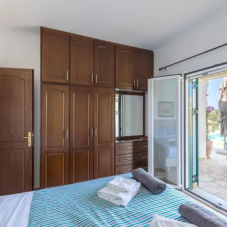 Theia Et Theia * Kavvadades