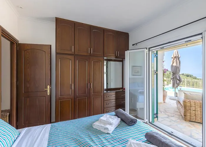 Theia Et Theia * Kavvadades